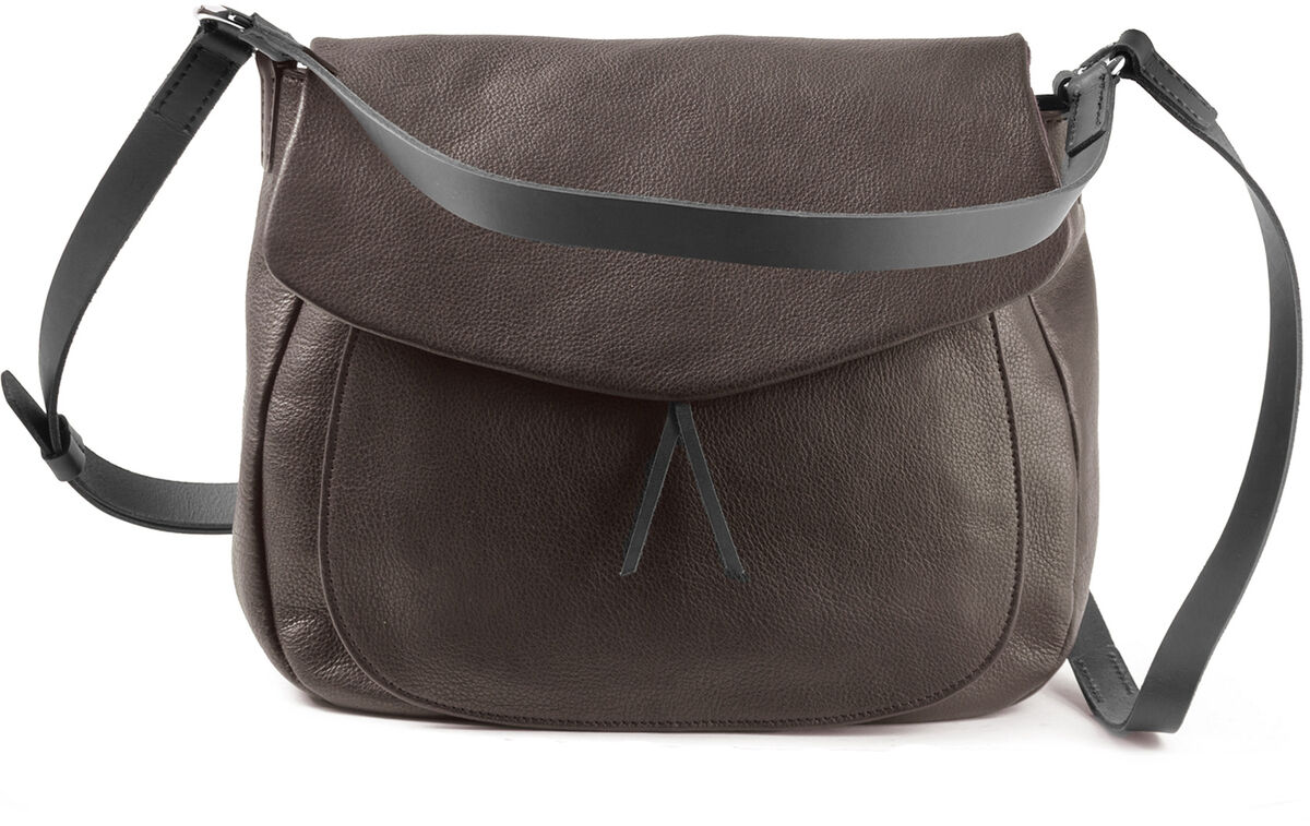 Abgebildet ist eine dunkelbraune Slingbag aus Leder von Harold's Lederwaren GmbH. Die Umhängetasche hat eine große Klappe, dezente Ziernähte und einen schwarzen, verstellbaren Schulterriemen. Die Tasche wirkt hochwertig und modern, ideal für den Alltag oder das Büro.