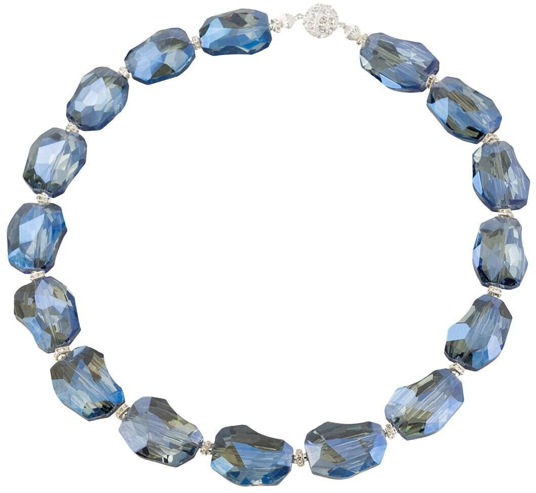 Bild einer blauen Kristallkette, entworfen von Petra Waszak. Das Collier besteht aus mehreren blauen, facettierten Kristallen, die durch silberne Elemente verbunden sind.