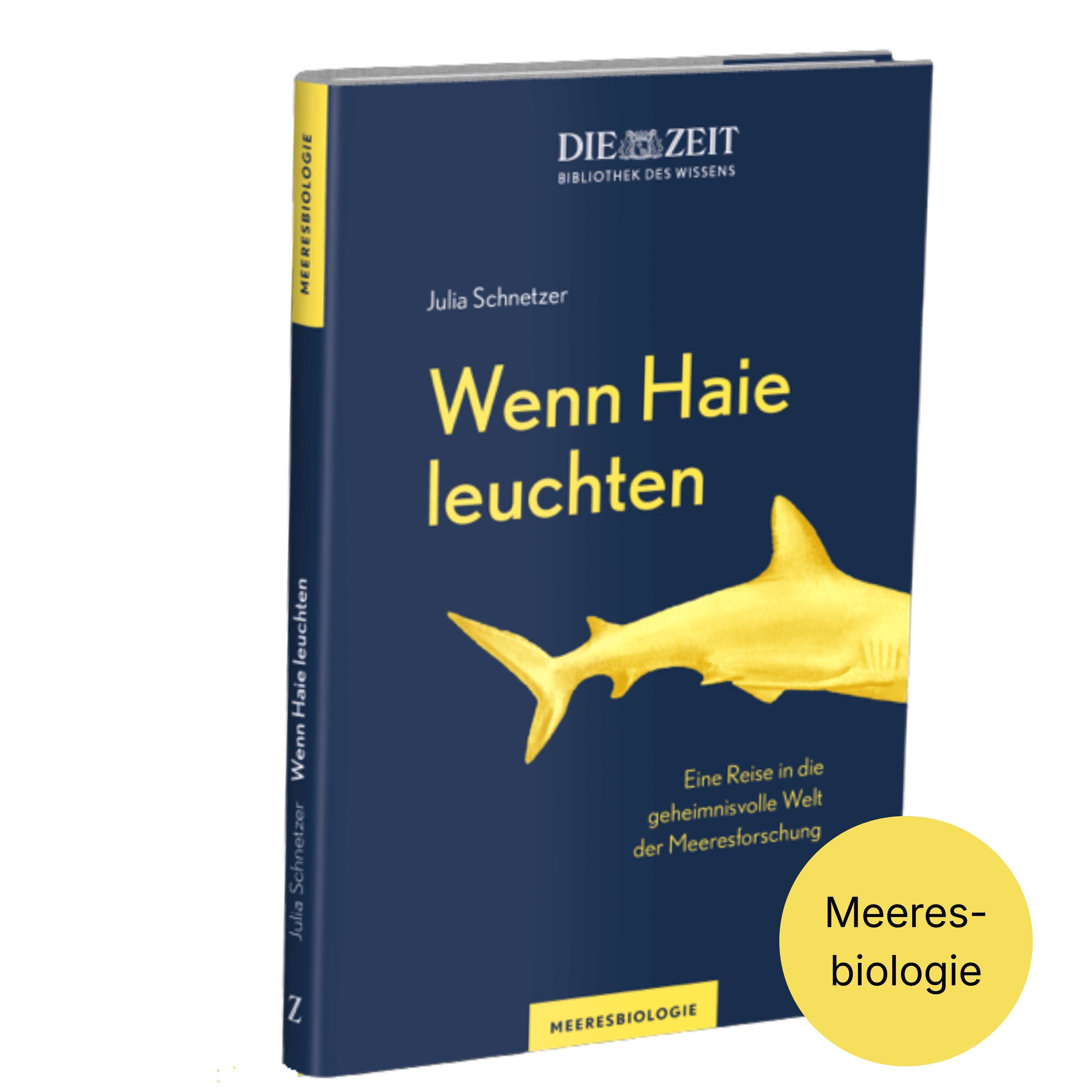 Das Buch „Wenn Haie leuchten“ von Julia Schnetzer aus der ZEIT-Edition „Bibliothek des Wissens“ ist im Hardcover mit dunkelblauem Umschlag, gelber Haifischgrafik und gelber sowie weißer Schrift gestaltet. Ein gelber Kreis weist auf das Fachgebiet Meeresbiologie hin.