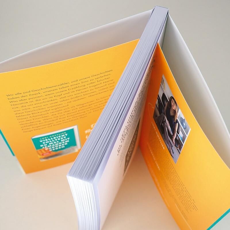 Offenes Arbeitsbuch mit farbigem Innenseiten - Hauptfarben sind Orange, Weiß und Gelb. Es handelt sich um das Buch 'Vielleicht solltest Du mal mit jemanden darüber reden (Arbeitsbuch)' von Gottlieb, L.
