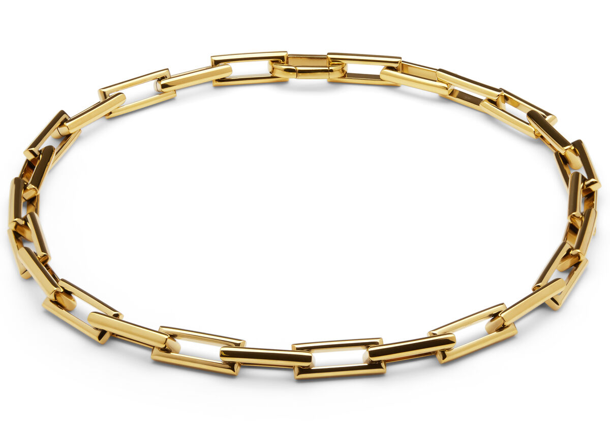 Goldenes Collier mit rechteckigen Gliedern in modernem, minimalistischem Design. Die Halskette liegt einzeln auf weißem Hintergrund und wirkt elegant sowie zeitlos. Geeignet als edles Accessoire für verschiedene festliche Anlässe.