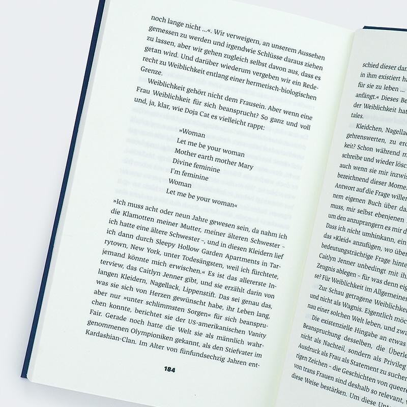 Eine geöffnete Buchseite des Buches 'Behjat, S: Söhne großziehen als Feministin'. Der Text ist in schwarzer Schrift auf weißem Hintergrund gedruckt. Das Buch hat einen blauen Rand.