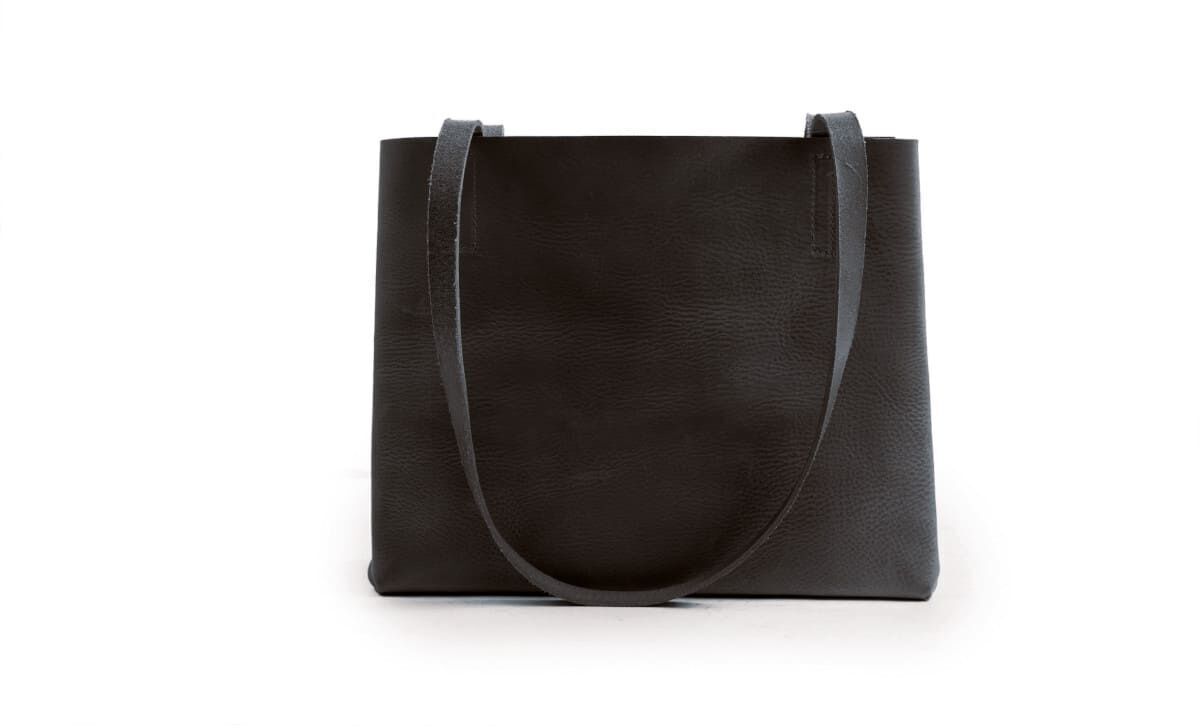 Schwarze Tasche »Paperbag«, minimalistisch und stilvoll, auf weißem Hintergrund.