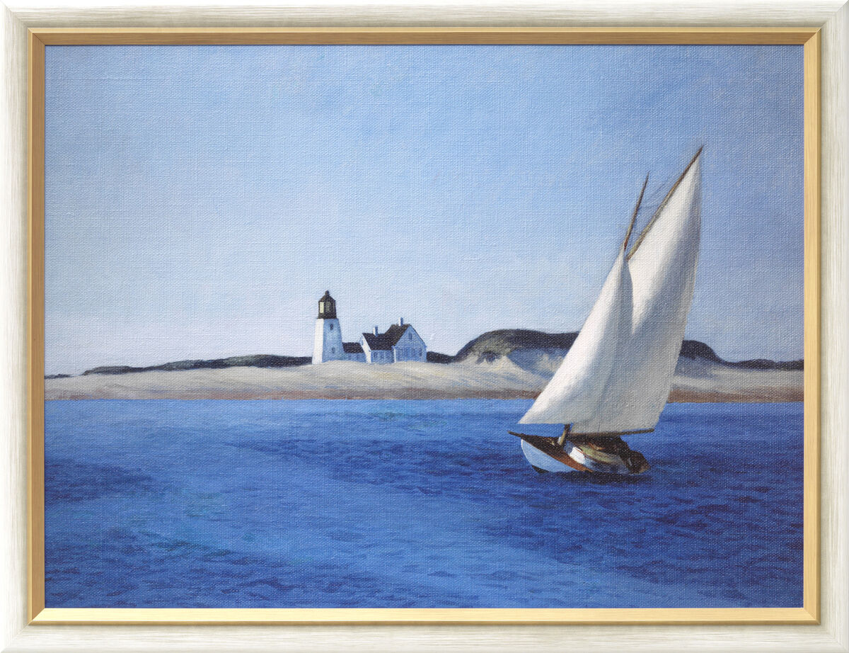 Ein Gemälde von Edward Hopper aus dem Jahr 1930 mit dem Titel »The Long Leg«. Es zeigt ein Segelboot auf einem blauen Meer in der Nähe einer Küste mit einem weißen Leuchtturm und Gebäuden vor einem hellblauen Himmel.