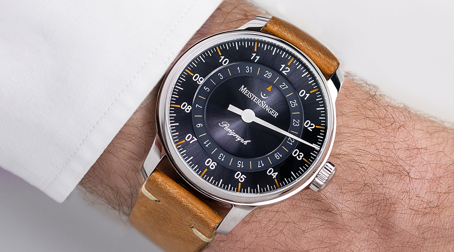 Meistersinger Armbanduhr mit schwarzem Zifferblatt, einem Zeiger und braunem Lederarmband am Handgelenk