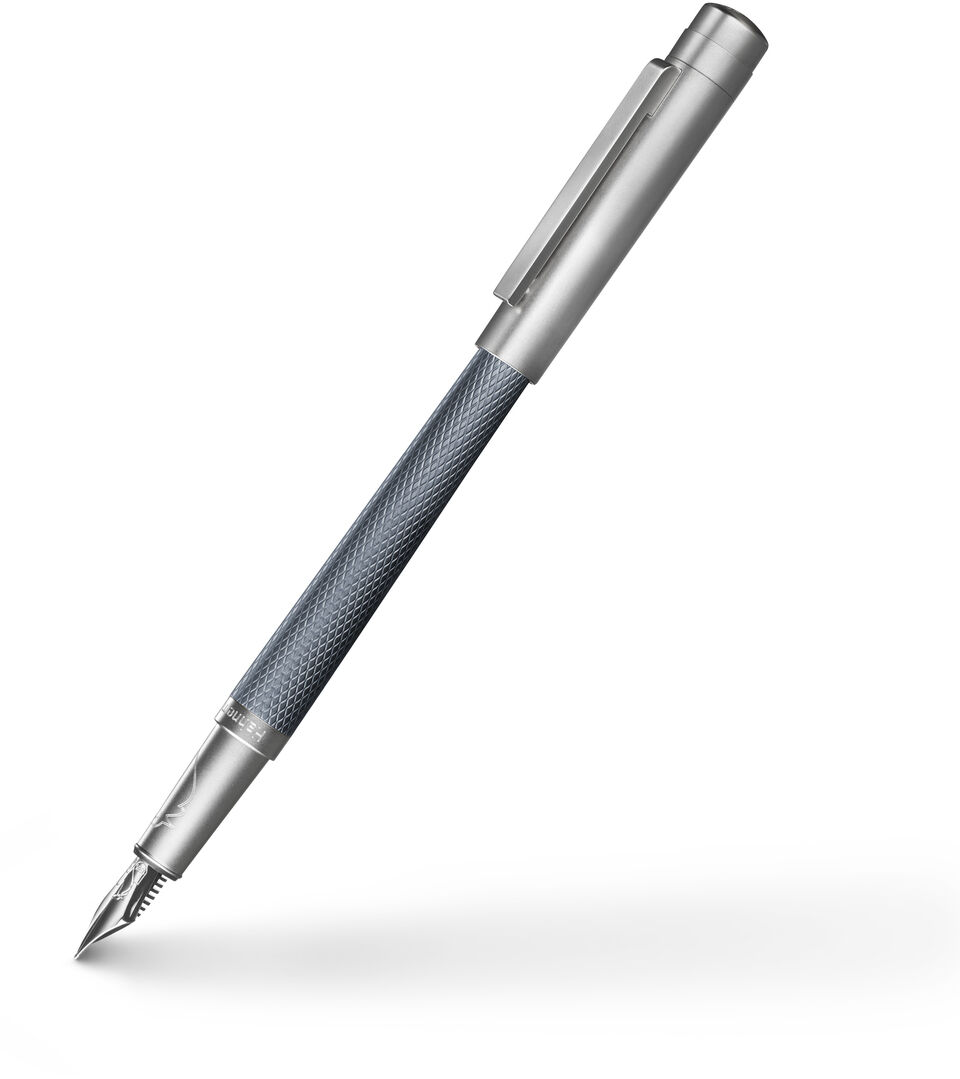 Ein eleganter Füllfederhalter der Slim Edition, überwiegend in Silber und Grau, drapiert mit metallischem Glanz und feinen Details, geeignet für hochwertiges Schreiben und als stilvolles Büroaccessoire.