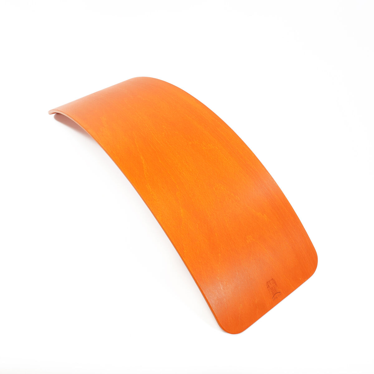 Ein Balance Board namens 'das.Brett' in pompejanischem Rot auf weißem Hintergrund. Es hat eine geschwungene Form mit einem glatten Finish.