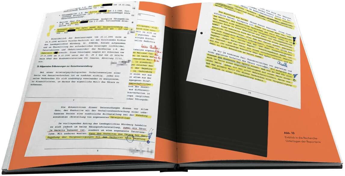 Aufgeschlagenes Buch mit dem Titel ZEIT-Edition »VERBRECHEN Vol. 3«, das verschiedene Textdokumente und handschriftliche Notizen in den Farben orange, weiß, schwarz und gelb enthält.