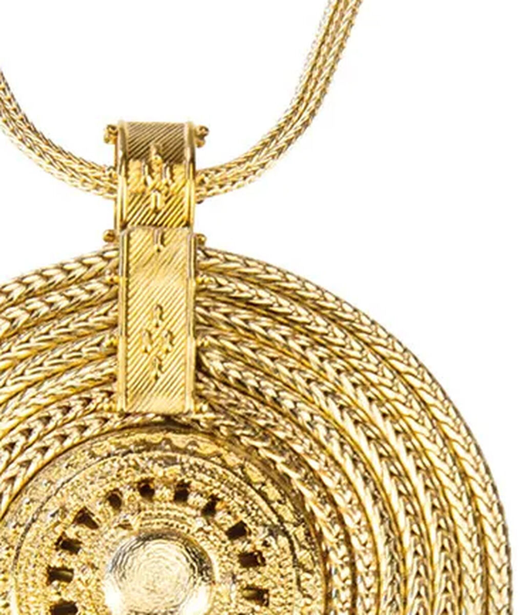 Das Bild zeigt das Collier »Aton-Sonnenrad« von Petra Waszak für Ars mundi. Der Anhänger besteht aus 24-karätig vergoldetem Messing in Sonnenrad-Optik mit filigranen Mustern, Durchmesser 5,4 cm. Die doppelte Kette ist längenverstellbar und hat einen Karabinerverschluss.