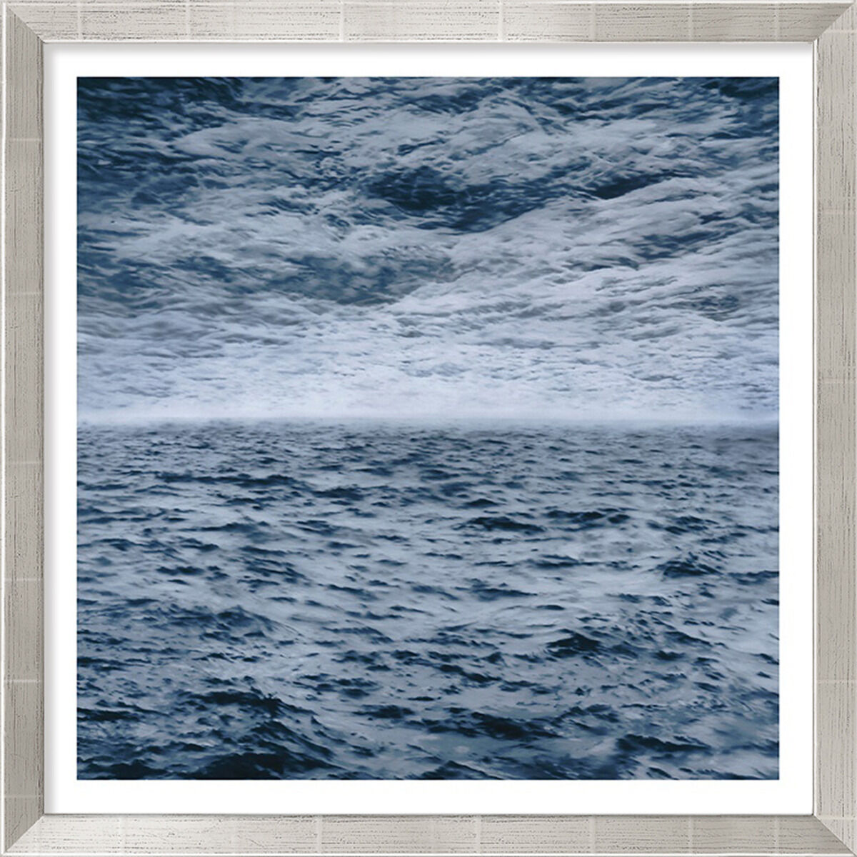 Abstraktes Gemälde von Gerhard Richter mit dem Titel »Seestück (See-See)« zeigt eine stürmische Meereslandschaft mit Wellen und bewölktem Himmel, dominierend in Blau-, Grau- und Weißtönen.