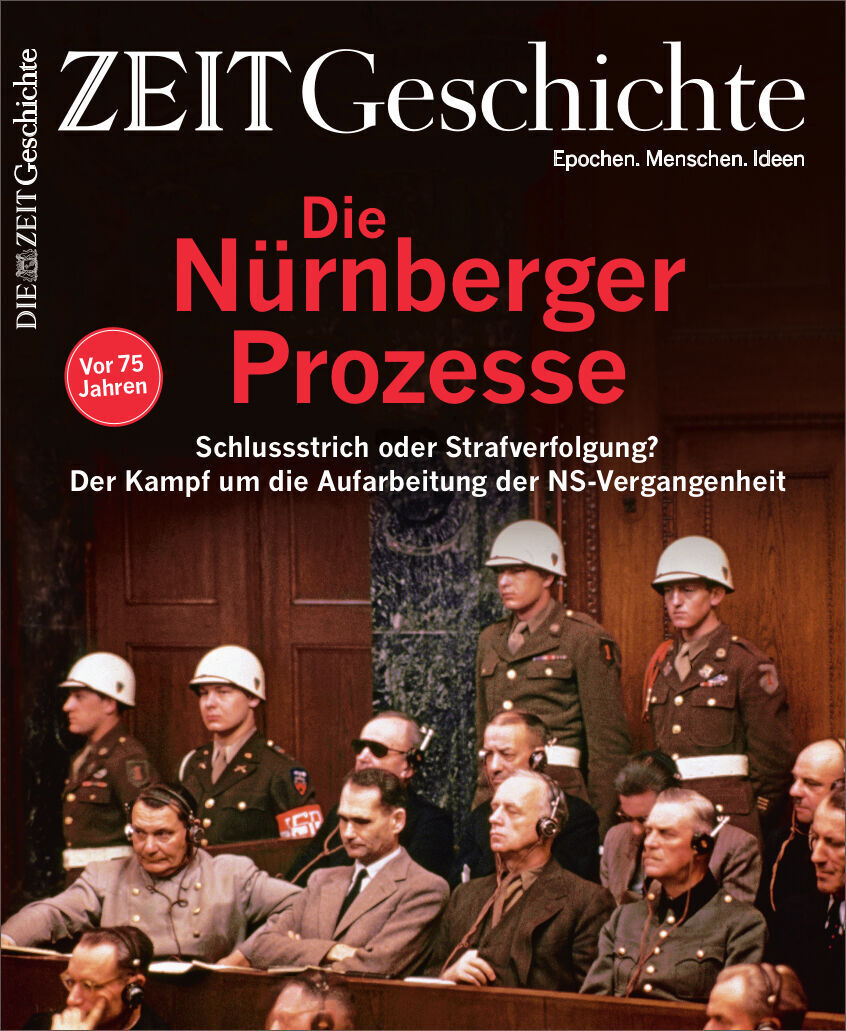 Cover des Magazins ZEIT GESCHICHTE: Die Nürnberger Prozesse. Im Vordergrund sitzende Personen und Wachpersonal. Der Hintergrund zeigt ein Holzwand, und die Hauptfarben sind Rot, Schwarz, Weiß, Grau und Braun.