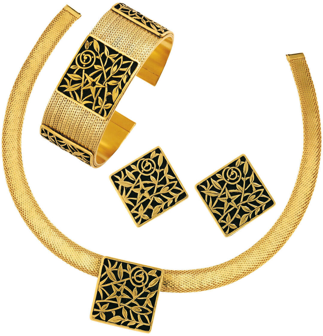 Ein elegantes Schmuckset bestehend aus einem goldenen Armband, einer passenden Halskette und Ohrringen, die alle ein florales Muster in Schwarz und Gold im Stile des Jugendstils nach Gustav Klimt aufweisen.