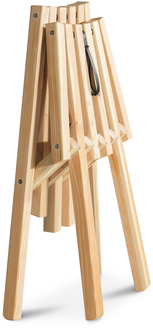 Ein zusammenklappbarer Feldstuhl aus Holz mit einem gepolsterten Sitz aus Schafsfell. Geeignet für Outdoor-Aktivitäten und komfortables Sitzen im Freien.