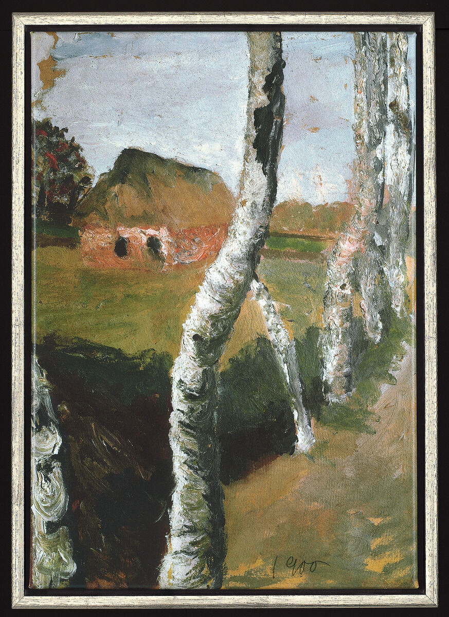 Das Gemälde »Birkenweg« von Paula Modersohn-Becker aus dem Jahr 1900 zeigt eine ländliche Szene mit Birkenbäumen, Feldern und einem kleinen Häuschen im Hintergrund. Die Farben dominieren in Grün- und Brauntönen, mit weißen Akzenten der Birkenrinde und einem blauen Himmel.