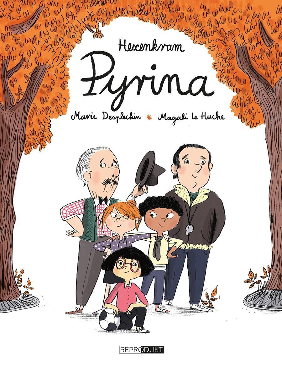 Das Cover des Kinderbuchs 'Hexenkram: Pyrina' zeigt fünf verschiedene Charaktere vor einem Hintergrund mit zwei orangenen Bäumen. Der Titel 'Hexenkram: Pyrina' ist oben im Bild in einer handgeschriebenen Schrift dargestellt.