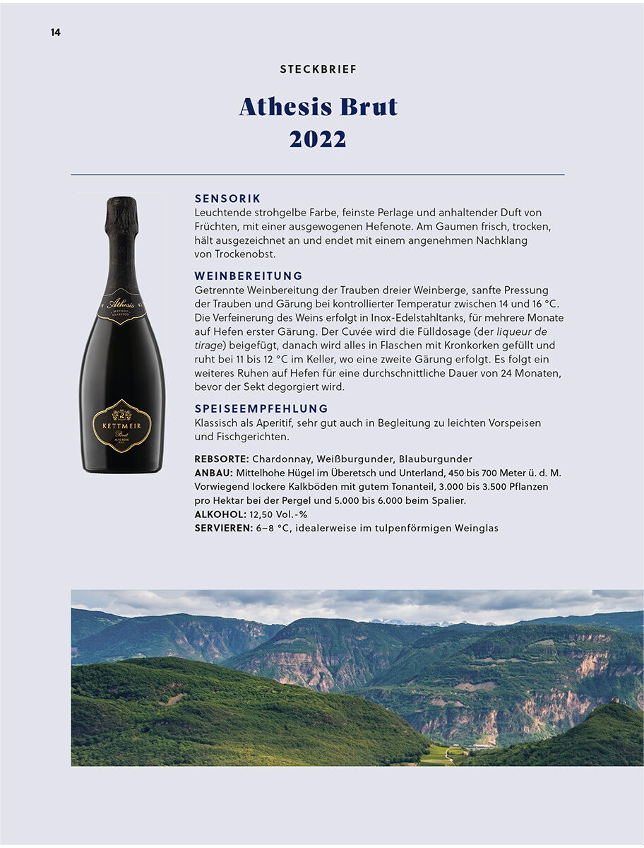 Abbildung einer eleganten Sektflasche Athesis Brut 2022 von Kettmeir mit schwarzem Etikett. Daneben detaillierte Beschreibung zu Sensorik, Weinbereitung und Speisenempfehlung sowie einer sonnigen Südtiroler Berglandschaft mit grünen Hügeln und Felsen.