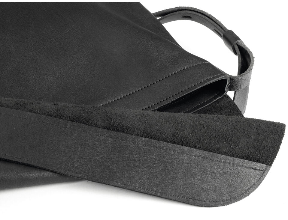 Abgebildet ist eine schwarze Messengerbag aus Leder der Marke ZEIT. Sie ist aus hochwertigem Material gefertigt und zeigt einen klaren, eleganten Stil mit einem praktischen Schultergurt und einem robusten Design.