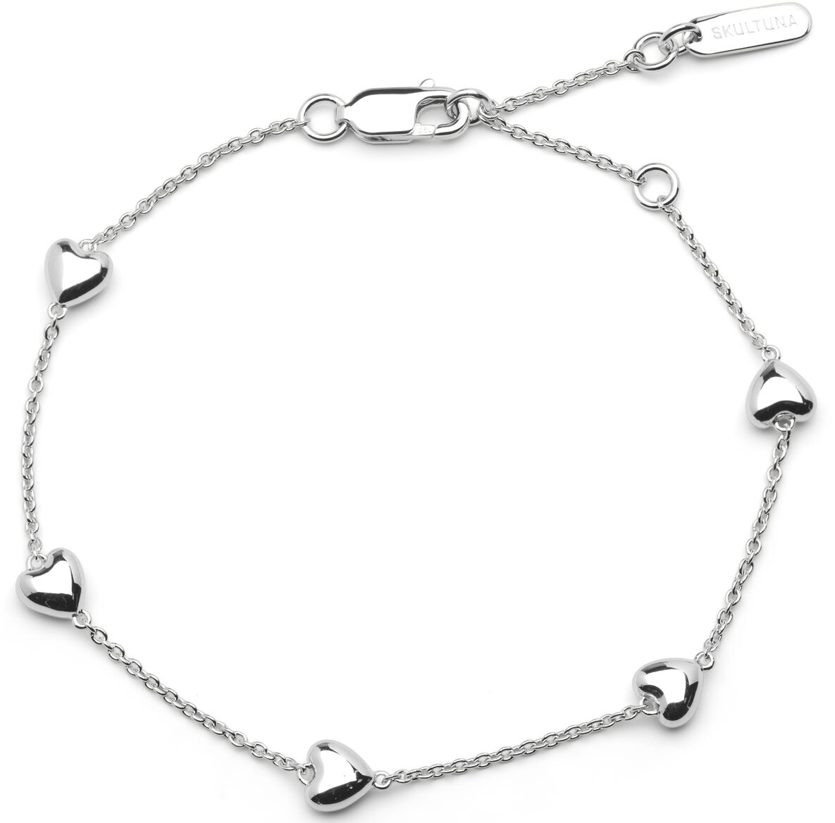 Fotografie eines filigranen Silberarmbands mit mehreren kleinen Herzanhängern, arrangiert auf weißem Hintergrund. Das Armband ist zart gearbeitet und wirkt zeitlos sowie elegant. Deutlich sichtbarer Verschluss und Hersteller-Tag am Ende der Kette. Geeignet als romantisches Schmuckstück für verschiedene Anlässe.