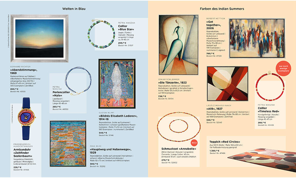 Doppelseite eines Kunstkatalogs mit Bildern, Schmuckstücken und einer Uhr. Links dominieren blaue Töne, unter anderem Seegemälde, Ketten und Armbanduhr. Rechts warme Farben wie Orange, Rot, Braun mit Moderne Kunst, Armreifen und Teppich. Produkttexte begleiten die Abbildungen.