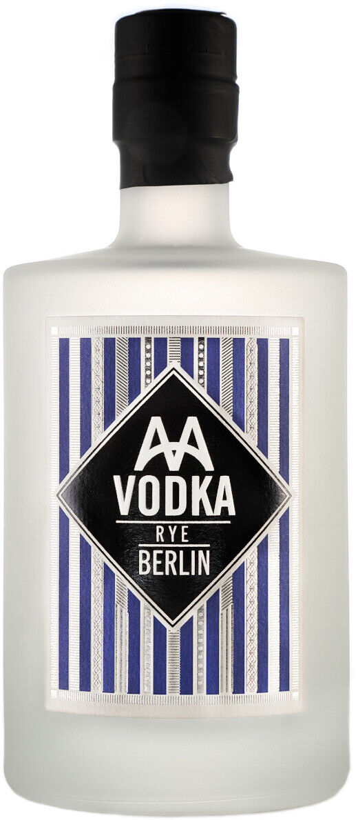 Eine Flasche AA Vodka, eine Premium-Roggen-Vodka, mit einem Etikett, das in schwarz-weiß-blauen Streifen gestaltet ist. Der Begriff 'Berlin' ist deutlich auf dem Etikett zu sehen.