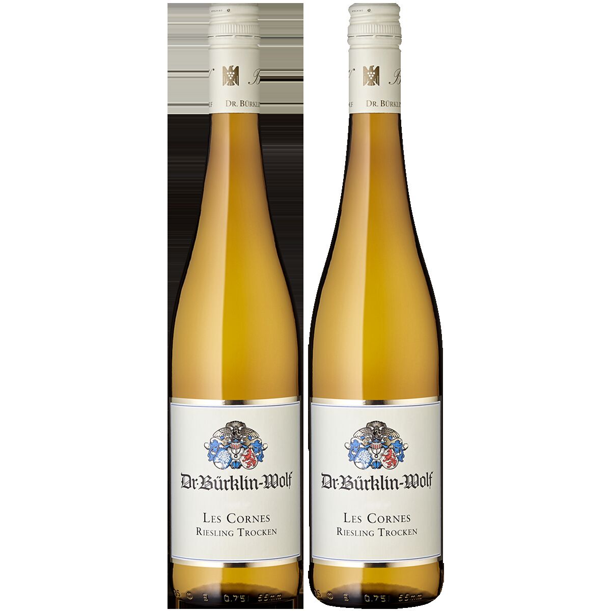 Zwei Flaschen Dr. Bürklin-Wolf Les Cornes Riesling Trocken stehen nebeneinander auf weißem Hintergrund. Die Weinflaschen sind mit einem eleganten Etikett versehen, das das Weingut-Logo und die Sortenbezeichnung zeigt. Die Flaschen sind klar und zeigen einen hellgelben Weißwein.