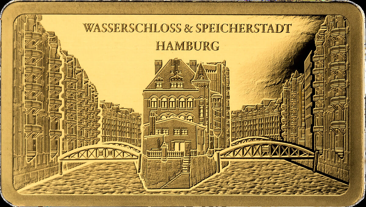 Ein goldener Barren mit einer detailreichen Prägung der Wasserschloss und Speicherstadt in Hamburg.