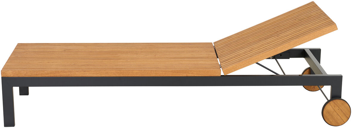 Die »Bozen« Rollliege besteht aus Holz und hat ein modernes Design. Sie ist verstellbar und auf einem schwarzen Gestell montiert. Ideal für den Einsatz im Garten oder auf der Terrasse.