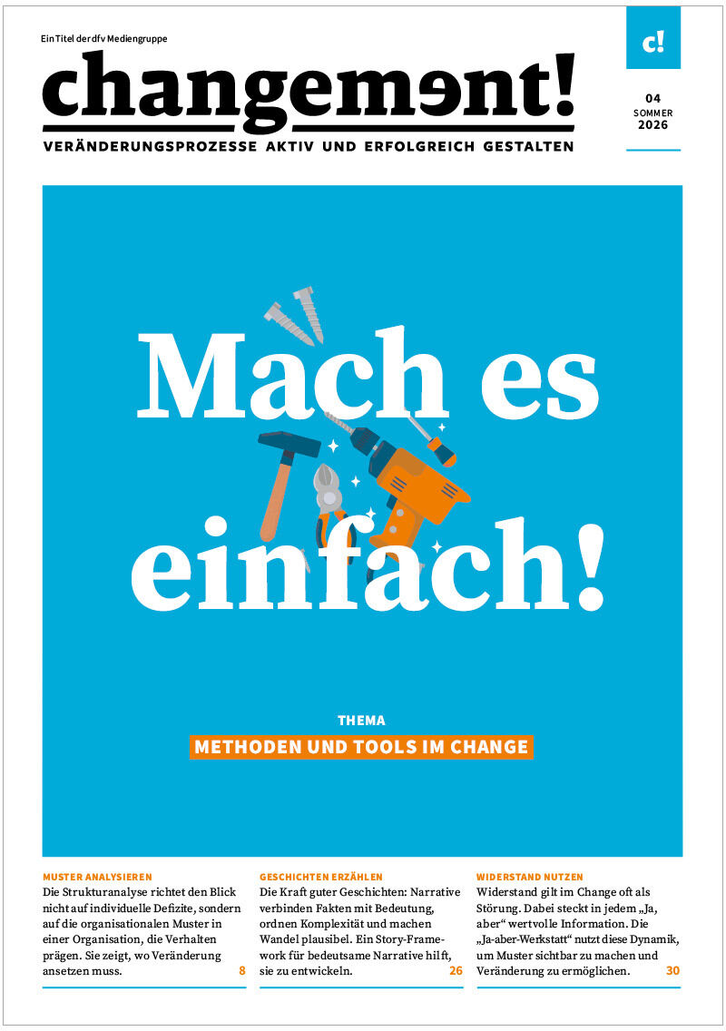 Titelbild des Magazins „changement! Ausgabe 04/2026“ von Handelsblatt. Großes, zentrales, weißes Schriftfeld mit dem Text „Mach es einfach!“. Im Hintergrund diverses Werkzeug wie Hammer, Säge und Schraubenschlüssel auf blauem Grund. Untertitel: Methoden und Tools im Change.