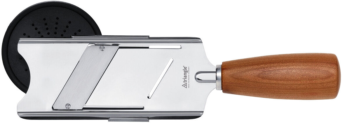 Feinhobel »Soul« von triangle aus Edelstahl und Griff aus Pflaumenholz, mit schwarzem Restehalter. Das Design ist modern, hochwertig verarbeitet und edel. Die Oberfläche glänzt, der Griff wirkt ergonomisch. Ideal zum feinen Schneiden von Gemüse oder Trüffeln.