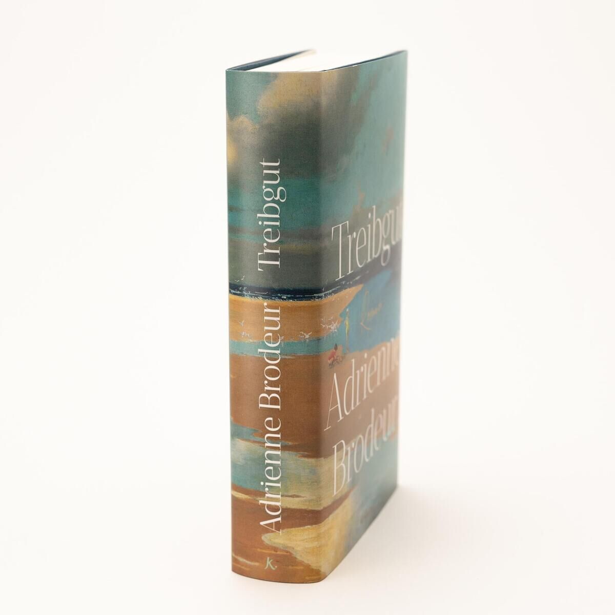 Das Bild zeigt das Buch 'Treibgut' von Adrienne Brodeur. Das Buch ist in Hardcover und hat ein Cover mit Grün-, Blau-, und Brauntönen. Der Titel und der Name der Autorin sind in weißer Schrift abgedruckt.