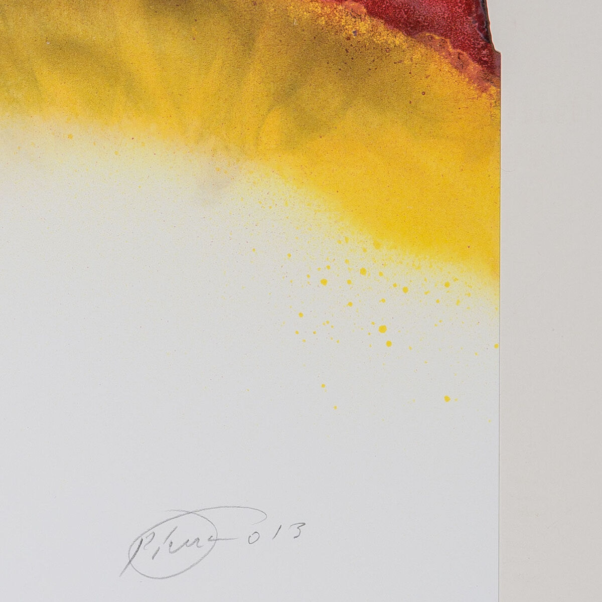 Ein abstraktes Gemälde von Otto Piene aus dem Jahr 2013 mit dem Titel »Heisses Eisen«. Das Bild zeigt einen Verlauf von intensivem Rot zu leuchtendem Gelb, das in einem sanften Verblassen in Weiß endet. Die Farben wirken wie ein Flackern von Feuer.