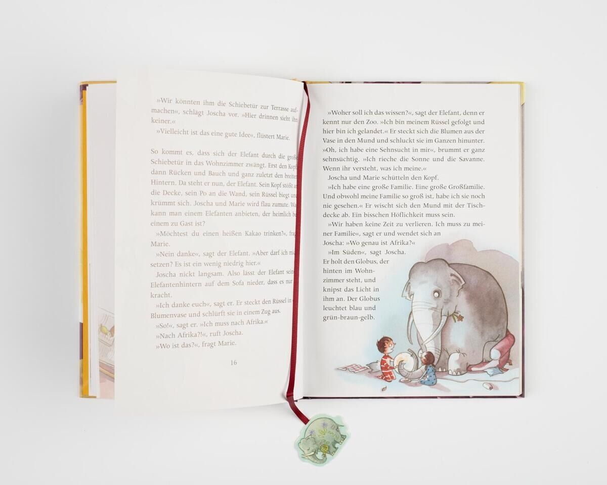 Ein aufgeschlagenes Kinderbuch mit einer farbigen Illustration eines Elefanten und Kindern, die um den Elefanten herum sitzen. Das Buch enthält Text auf Deutsch und ein Lesezeichen in Form eines Elefanten.