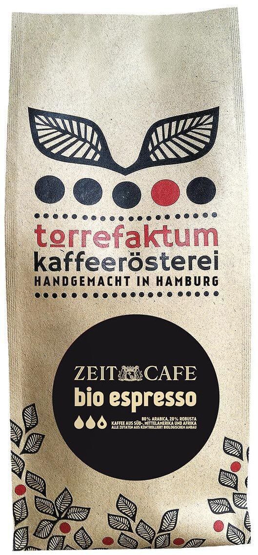 Eine Packung Bio-Espressobohnen der Marke ZEITblend von der tørrfaktum Kaffeerösterei. Die braune Verpackung ist mit einem schwarzen und roten Design versehen und trägt den Text 'handgemacht in Hamburg'.