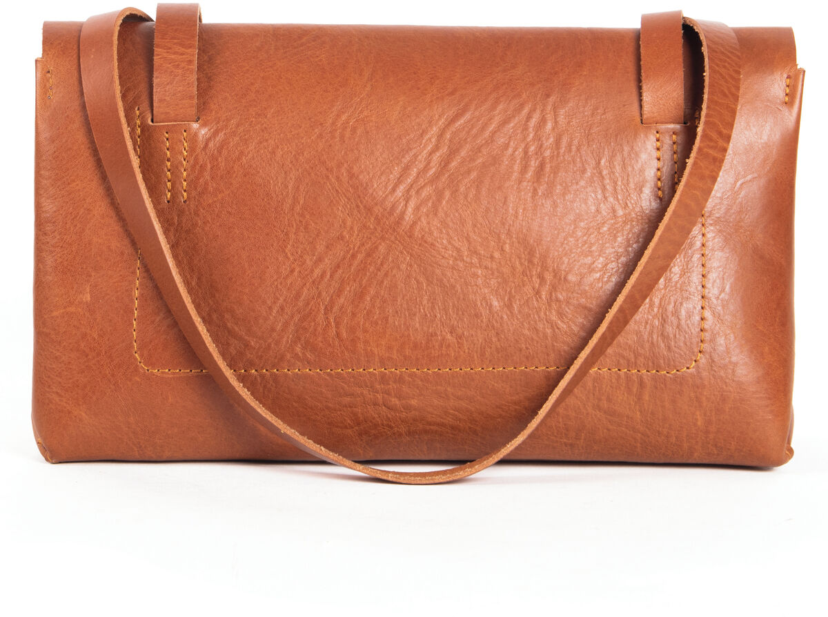 Abgebildet ist eine Schultertasche aus cognacfarbenem Kernleder der Marke Harold's Lederwaren. Die Tasche ist rechteckig, hat eine glatte Oberfläche und eine klare, minimalistische Formgebung. Sie verfügt über einen langen Schulterriemen. Studioaufnahme vor weißem Hintergrund.