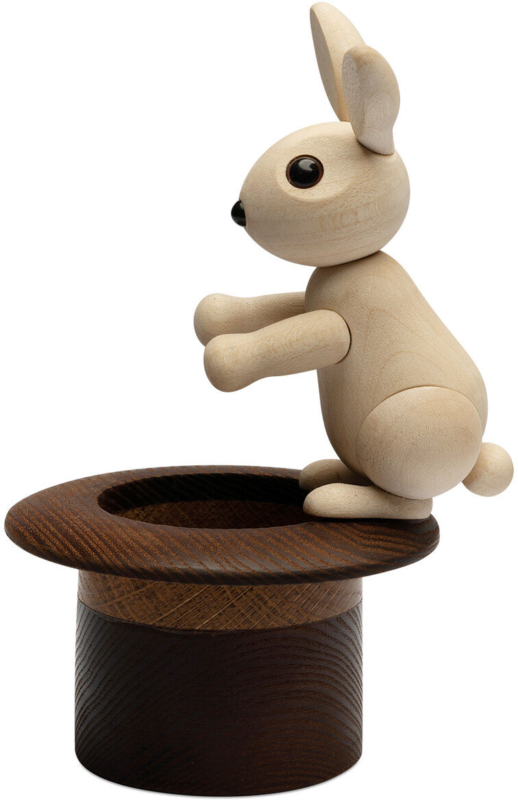 Holzfigur eines Kaninchens, das auf einem Zauberhut sitzt. Die Figur ist aus naturfarbenem Holz gefertigt und zeigt feine Handwerkskunst. Ideal als Dekoration für besondere Anlässe oder als Geschenk.