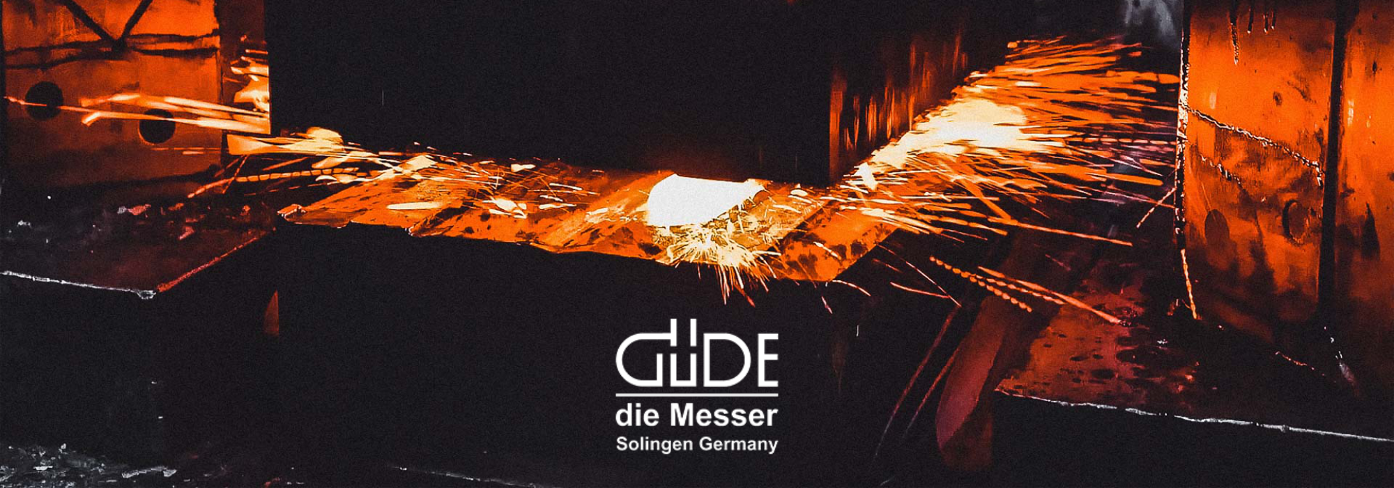 Glühendes Metall wird in einer Schmiede bearbeitet, Funken fliegen, darunter das Logo von Güde die Messer Solingen Germany