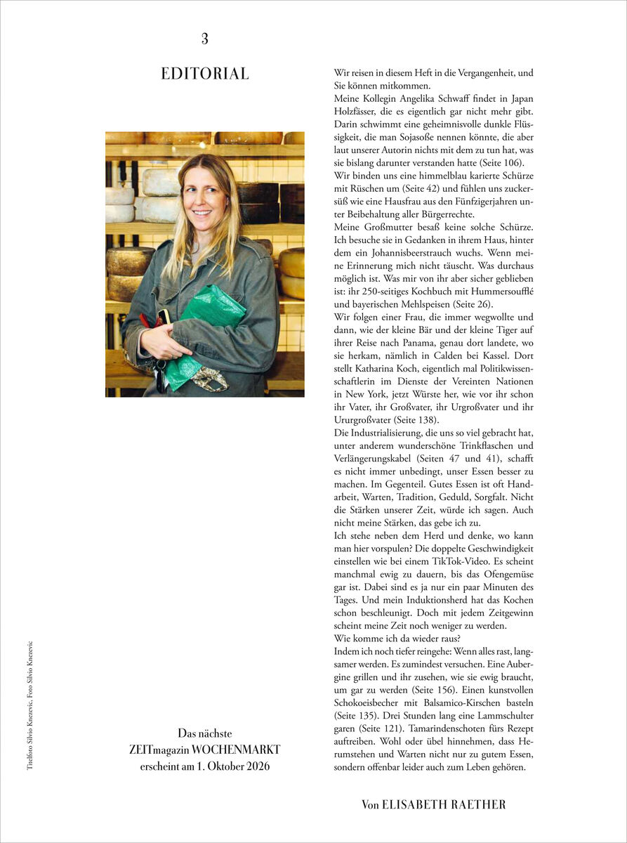Abgebildet ist eine Seite mit einem Editorial des ZEITmagazin WOCHENMARKT 10/26 von Elisabeth Raether. Oben links ein Foto von einer Frau mit hellbraunen Haaren in grauer Jacke, sie hält grüne Magazine, im Hintergrund gelagerte Käselaibe. Viel Fließtext rechts.
