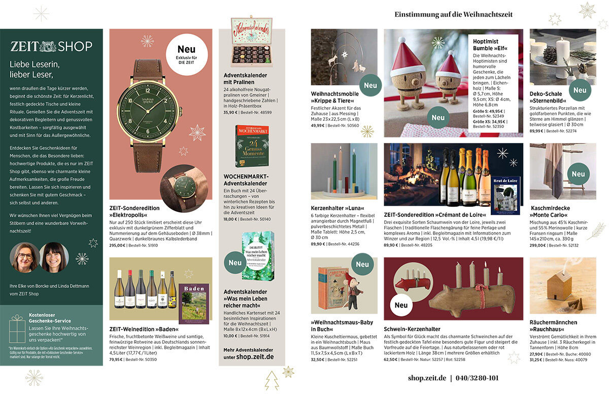 Doppelseite des DIE-ZEIT-Weihnachtskatalogs mit Geschenkideen: links ein dunkelgrüner „ZEIT SHOP“-Infokasten sowie Armbanduhr, Adventskalender, Wein und Wochenmarktboxen. Rechts unter „Einstimmung auf die Weihnachtszeit“ Wohn- und Weihnachtsartikel, Bücher, Champagner, Tischdekoration und Holzkisten; viele Produkte tragen grüne „Neu“-Kreise.