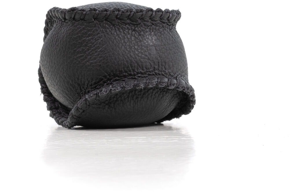 Der HaptikBall »Schwarz« ist ein kleiner, schwarzer Ball, der auf einer weißen Oberfläche ruht. Der Ball ist anscheinend aus einem weichen, texturierten Material gefertigt, das ideal für Handgymnastik, Fingerübungen und Stressabbau geeignet ist.