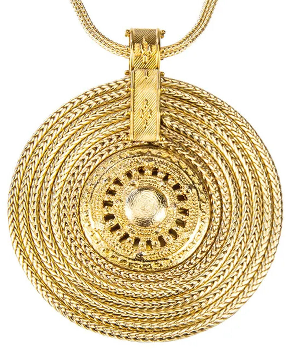 Das Bild zeigt das Collier »Aton-Sonnenrad« von Petra Waszak für Ars mundi. Der Anhänger besteht aus 24-karätig vergoldetem Messing in Sonnenrad-Optik mit filigranen Mustern, Durchmesser 5,4 cm. Die doppelte Kette ist längenverstellbar und hat einen Karabinerverschluss.