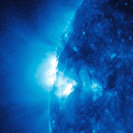 Ein leuchtendes, blau-weißes Bild eines Sonnenereignisses, das von der NASA aufgenommen wurde. Die abstrakte Kunst zeigt Plasma und leuchtende Energieflüsse auf einem dunklen Hintergrund des Universums.