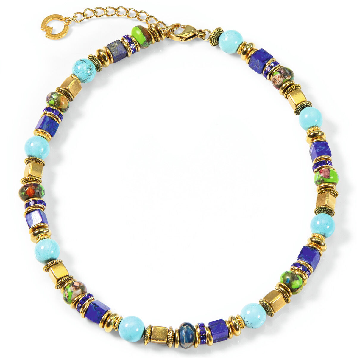 Das Bild zeigt eine stilvolle Halskette von Petra Waszak namens Collier 'Casablanca', die aus abwechselnden blauen, grünen und goldfarbenen Perlen und Elementen besteht. Diese elegante Kette ist ideal als modisches Accessoire für besondere Anlässe.