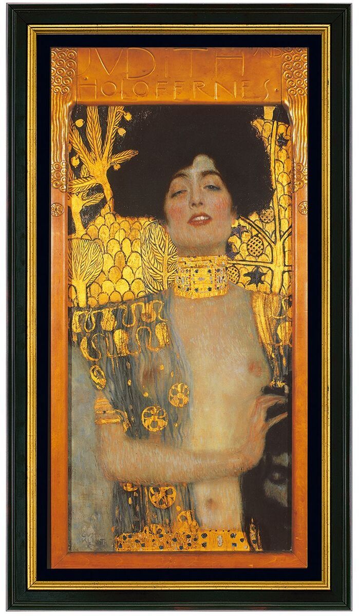 Das Bild zeigt Gustav Klimts »Judith I« von 1901, ein berühmtes Jugendstilgemälde. Judith steht in opulenter Kleidung mit goldenen Akzenten und Halsschmuck, während ihr entblößtes Dekolleté betont wird. Der Hintergrund besteht aus detaillierten dekorativen Mustern in Gold und Schwarz.