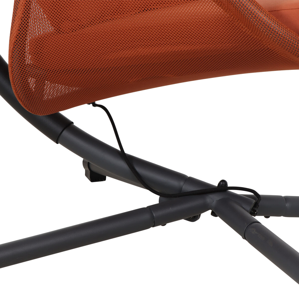 Detailaufnahme des Hängesessels »Yobaya« von Siena Garden: Gut sichtbares, stabiles, schwarz pulverbeschichtetes Stahlgestell mit Kreuzbasis und gespanntem, orange-rotem Air Mesh Polyesternetz. Das Netz ist offenporig und sorgt für eine angenehme Luftzirkulation.