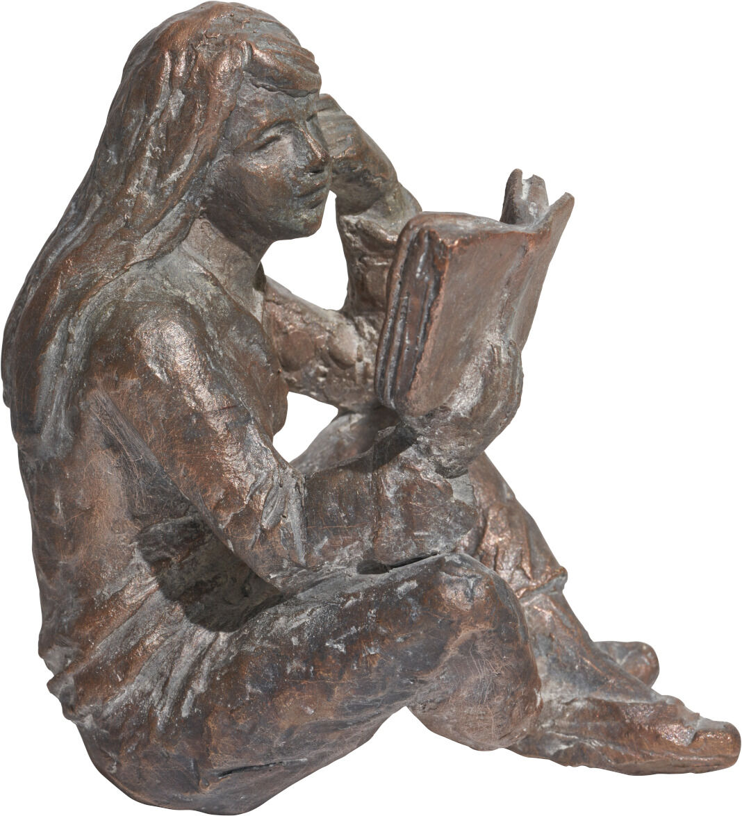 Bronzeskulptur einer sitzenden lesenden Frau. Die Figur hält ein Buch in den Händen und hat lange Haare. Die Oberfläche der Skulptur weist eine detailreiche Struktur auf.