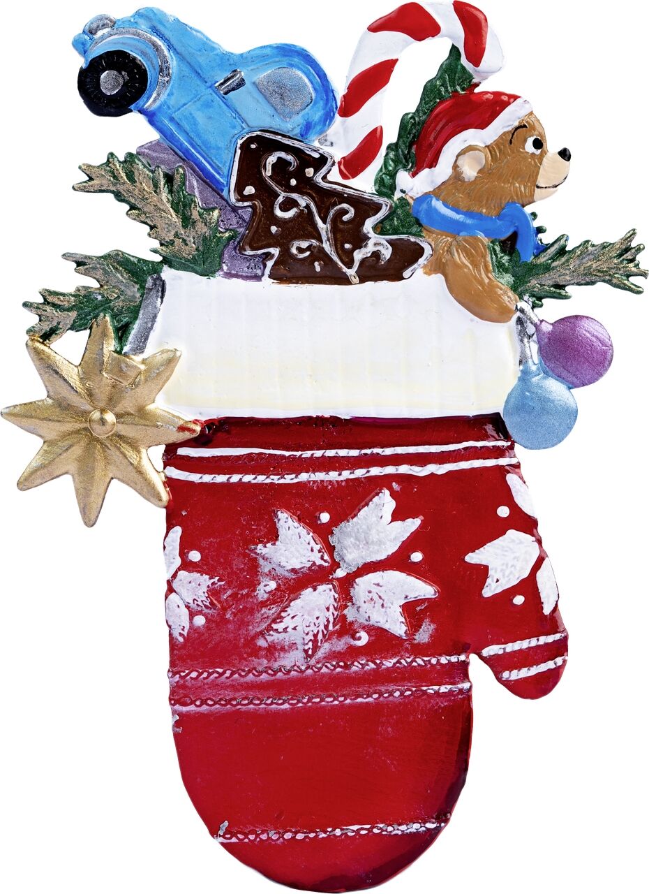 Dekorative Zinnfigur in Form eines roten Weihnachtshandschuhs, gefüllt mit einem kleinen blauen Spielzeugauto, einem braunen Teddybär mit roter Mütze, einer Zuckerstange, lila Kugeln, grünem Tannenzweig, einem goldenen Stern und Schokoladenplätzchen. Die Figur eignet sich ideal als weihnachtlicher Baumschmuck oder festliche Dekoration.