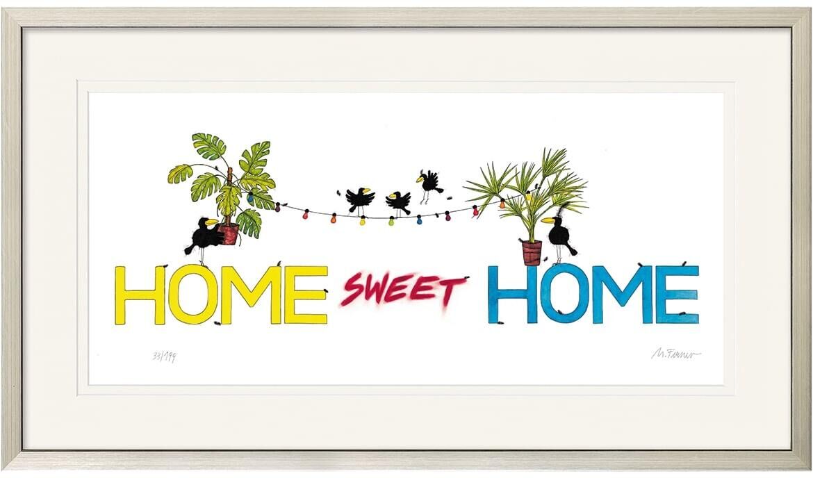 Ein Bild von Michael Ferner mit dem Titel »Home Sweet Home«, gerahmt. Das Bild zeigt das Wort 'HOME' in gelber und blauer Schrift, mit 'SWEET' in roter Schrift dazwischen. Oben hängen Pflanzen und Vögel, die zum Humor des Werks beitragen. Die Farben im Bild sind Gelb, Rot, Blau, Schwarz, Grün und Weiß.