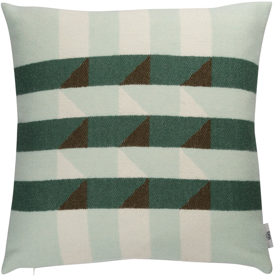 Das Bild zeigt ein Kissen namens »KVAM« mit einem geometrischen Muster. Die Farben sind Grün, Weiß und Braun.