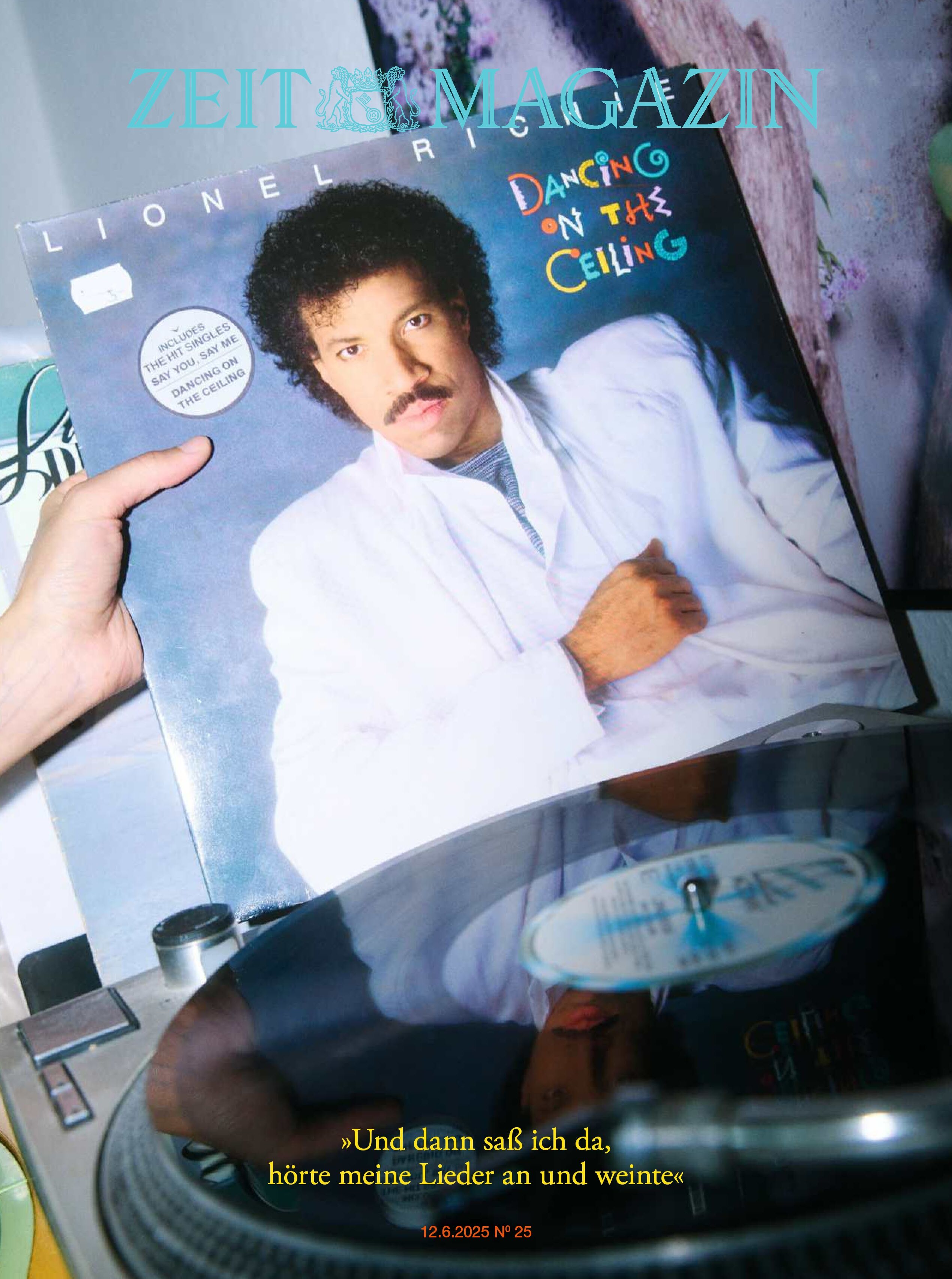 Das Cover eines ZEIT Magazins zeigt eine Hand, die ein Schallplattenalbum von Lionel Richie mit dem Titel „Dancing on the Ceiling“ auf einen Plattenspieler legt. Im Vordergrund ist die Vinyl-Schallplatte sichtbar, während oben der Schriftzug ZEIT MAGAZIN steht.