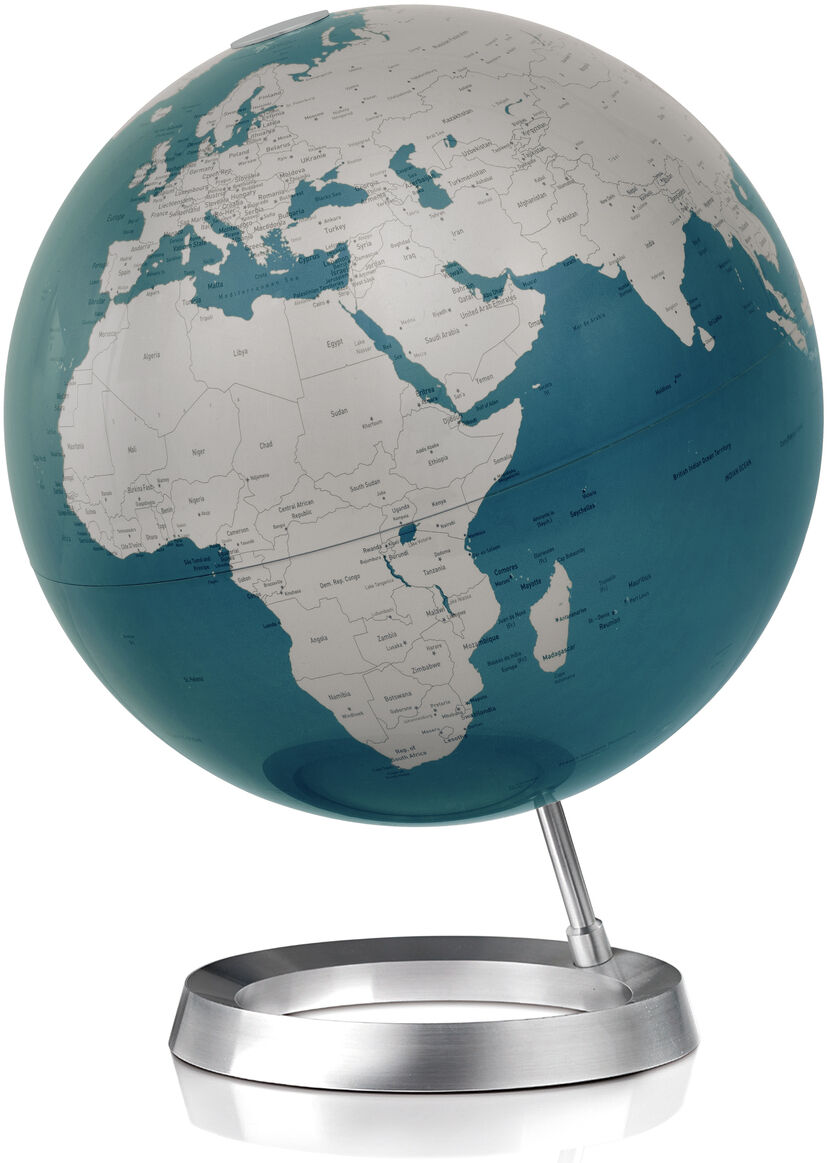 Design-Globus »Atmosphere Vision Midnight« von Räthgloben auf silbernem Metallfuß. Die Meere erscheinen in Türkis und Hellblau, die Länder in mattem Weiß mit feinen grauen Ländergrenzen und Beschriftungen. Moderner, minimalistischer Stil, ideal als elegantes Deko- oder Lernobjekt.